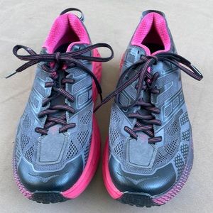 Womens HOKA Speedgoat 2-size 7.5W